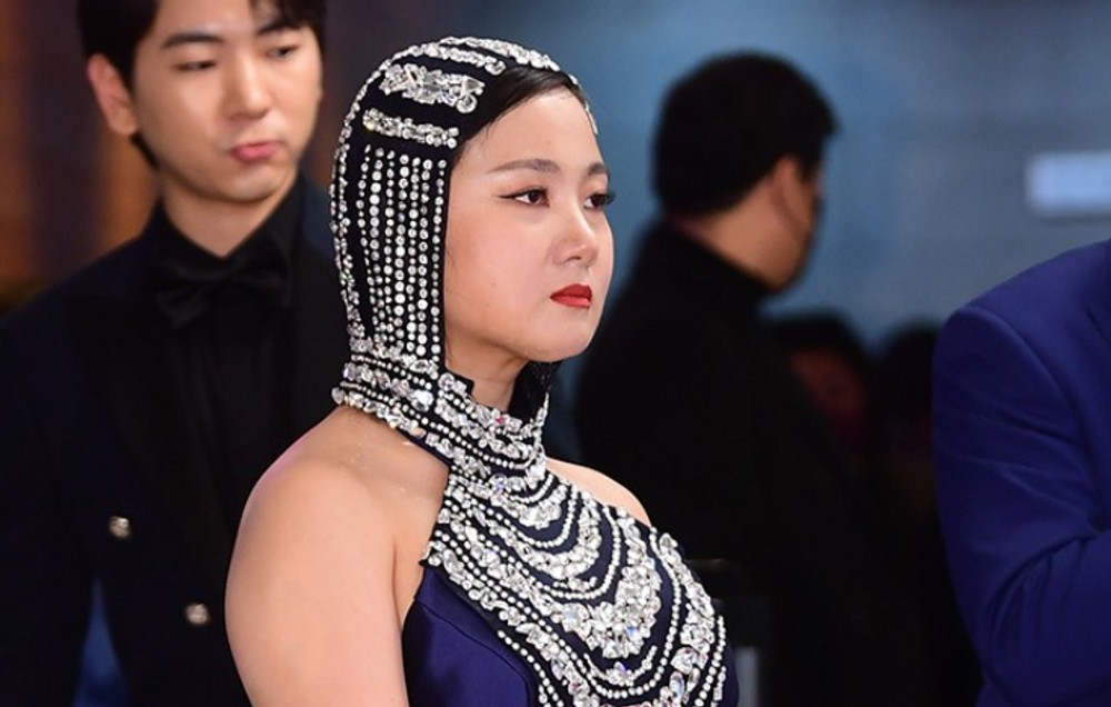 노란 수영복에 섹시한 몸매 어필하는 존예 처자