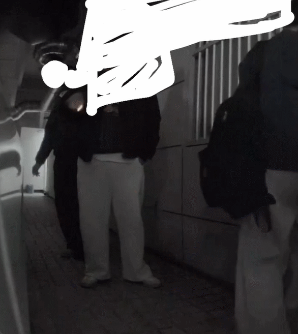 테슬라를 담뱃불로 훼손하는 중학생들. /영상=보배드림 갈무리