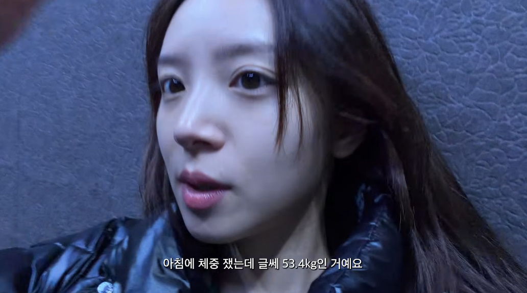 노란 수영복에 섹시한 몸매 어필하는 존예 처자