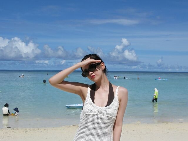 노란 수영복에 섹시한 몸매 어필하는 존예 처자