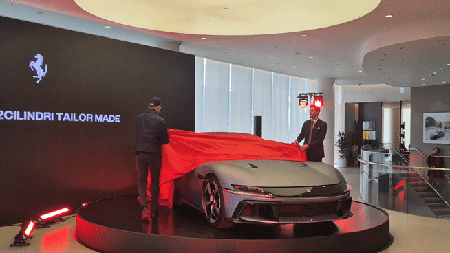 플라비오 만조니 페라리 최고 디자인 책임자(CDO, 왼쪽)와 페라리코리아 총괄 사장 티보 뒤사라가 19일 서울 서초구 소재 페라리 반포 전시장에서 ‘12칠린드리 테일러메이드’를 공개했다. (사진=이윤화 기자)