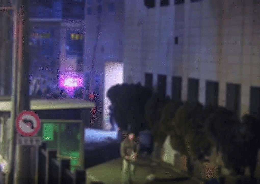 지난해 1월 19일 새벽 서울 마포구 서울서부지법 후문에서 한 남성이 청사 건물을 향해 긴 막대를 던지고 있다. 양부남 의원실 제공