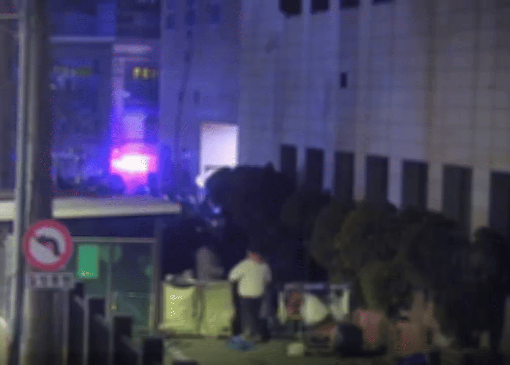 지난해 1월 19일 새벽 서울 마포구 서울서부지법 후문에서 집회 참가자들이 경찰 바리케이트와 분리수거대 등을 활용해 방어선을 구축하고 있다. 양부남 의원실 제공