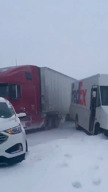[뉴시스] 미국 미시간주 그랜드래피즈 인근 고속도로에서 100종 넘는 차량이 연쇄 추돌한 모습. (사진=Michigan Storm Chasers X 계정) *재판매 및 DB 금지