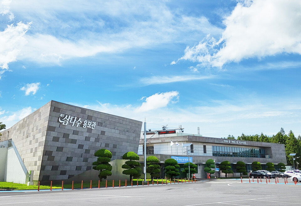 [제주 24시] 제주삼다수, 330ml 경량화로 연간 플라스틱 180톤·탄소 배출 430톤 저감