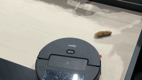 다이슨의 로봇청소기 신제품인 ‘스팟앤스크럽 AI’가 시연 과정을 거치고 있다.(영상=박원주 기자)