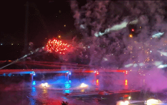 베트남 푸꾸옥 남서부에 위치한 키스 브릿지에선 ‘심포니 오브 더 씨(Symphony of The Sea)’ 공연이 매일 오후 7시45분부터 8시15분까지 약 30분간 진행된다. 윤우열 기자 cloudancer@donga.com