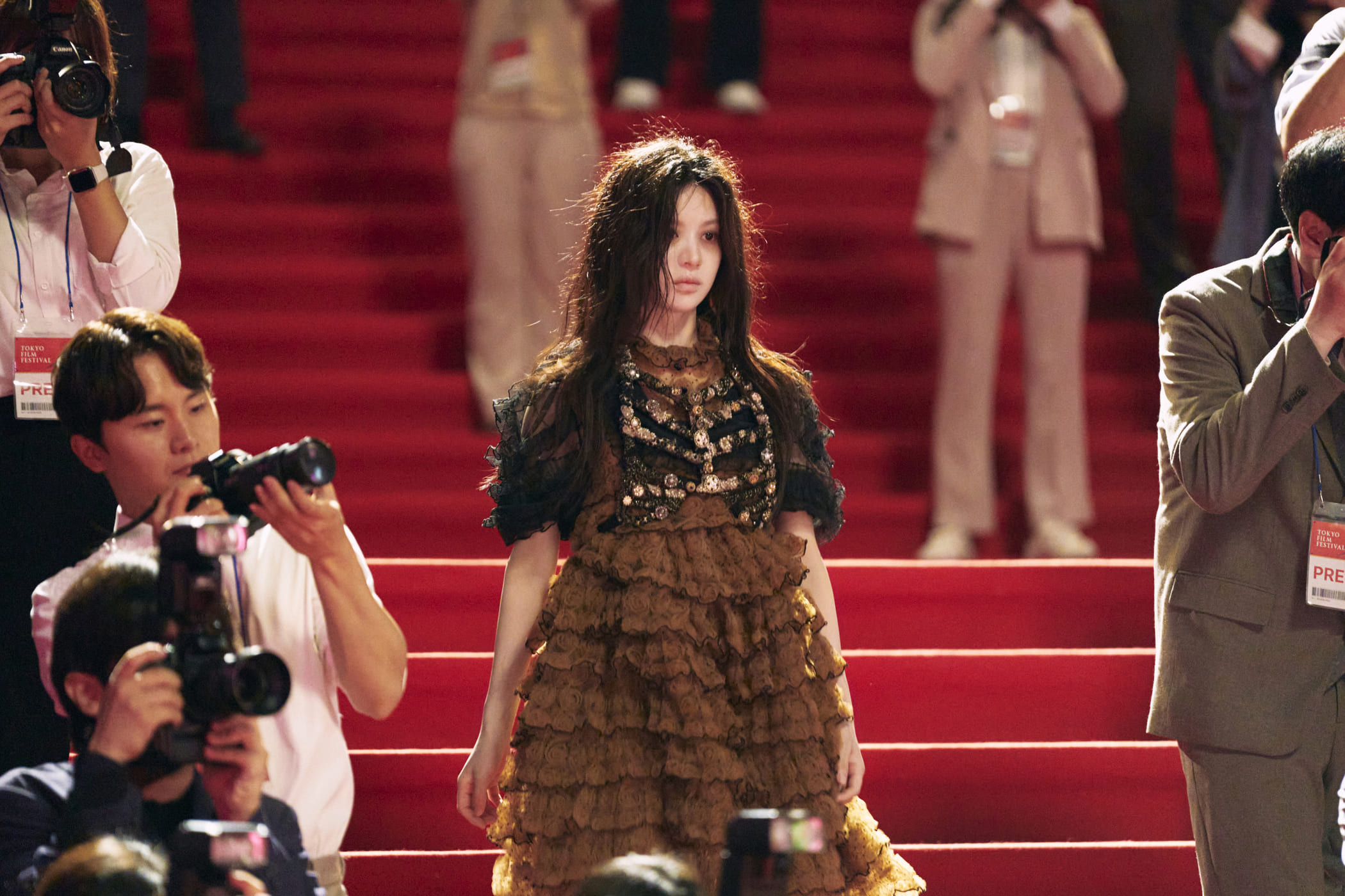 노란 수영복에 섹시한 몸매 어필하는 존예 처자