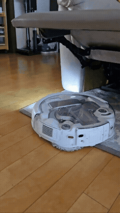 DJI로모P가 카펫 위를 청소한다(사진=윤정훈 기자)