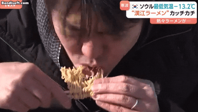 일본 TBS TV가 22일 서울 한파 소식을 전하며 꽁꽁 언 한강 라면을 소개했다./TBS TV