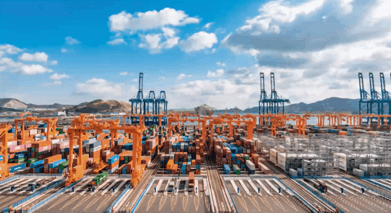 부산항 신항에서 무인 크레인이 움직이며 컨테이너를 옮기는 모습. /부산항만공사 유튜브 캡처