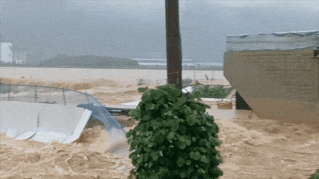 지난해 7월 19일, 경남 산청군 신안면 양천 제방이 폭우를 견디지 못하고 붕괴되며 거대한 흙탕물이 마을과 농토를 집어삼키고 있다. 이날 쏟아진 물폭탄은 농민들이 피땀으로 일군 삶터를 순식간에 폐허로 만들었다.