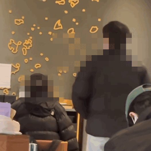 경기 수원의 한 카페에서 불특정 여성들을 상대로 강제추행을 벌이고 있는 30대 남성 A씨 범행 모습. /사진=온라인 커뮤니티 화면캡처.