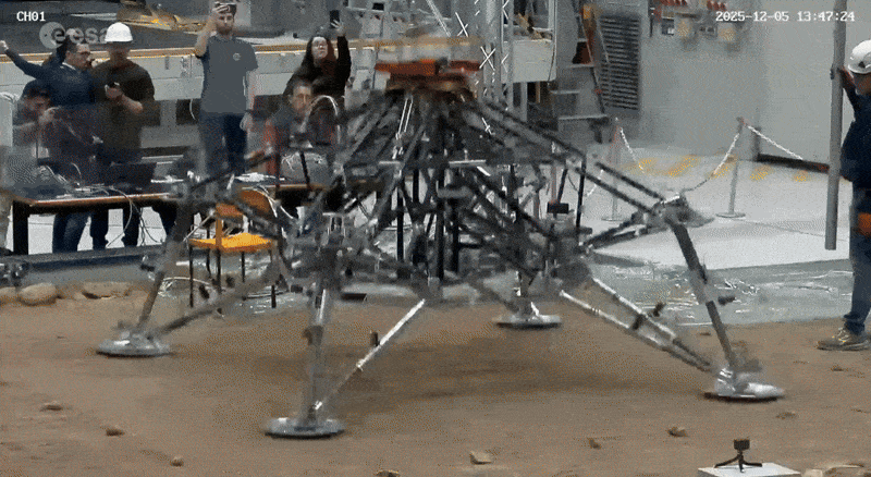 유럽우주국(ESA) 화성 무인 탐사차량 ‘로잘린드 프랭클린’을 적재하고 화성에 내릴 장비와 똑같은 모양의 착륙 장치가 낙하 실험을 하고 있다. ESA 제공