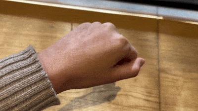 줌 바이 정샘물 글로시 업 쿠션을 바르고 난 후 반짝거림이 구현되고 있다. 노현영 기자