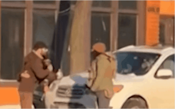 비무장 상태의 앨릭스 프레티가 미 이민세관단속국(ICE) 요원에 의해 밀쳐지는 모습. CNN캡처