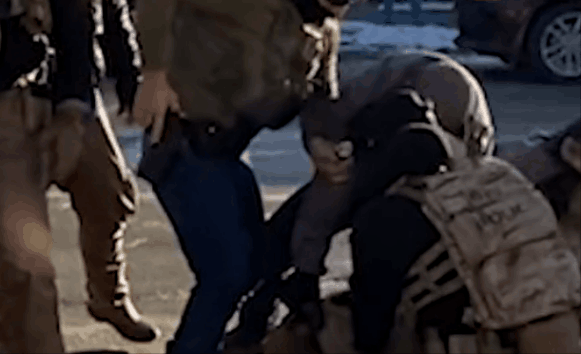 미 이민세관단속국(ICE) 요원이 제압된 앨릭스 프레티를 향해 총기를 꺼내드는 모습. CNN캡처