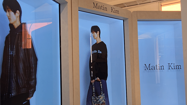 모델들이 마뗑킴 제품을 착용한 모습을 보여주는 홀로그램 (사진=김지우 기자)