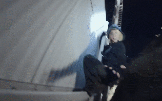 할리우드 배우 시드니 스위니가 미국 로스앤젤레스(LA) 할리우드 사인 구조물에 속옷을 걸고 있다. /인스타그램