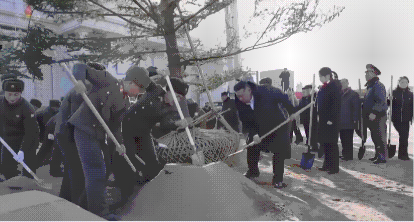 노광철 국방상이 김주애의 등을 가볍게 두드리며 앞으로 나서라는 제스처를 취하자, 리설주는 뒤에서 이 모습을 뚫어지게 쳐다보다 김주애 가까이 다가갔다. 이후 전환된 화면에서 김주애는 노 국방상 자리에서 떨어진 김정은 앞으로 이동해 삽질에 참여했다. /유튜브