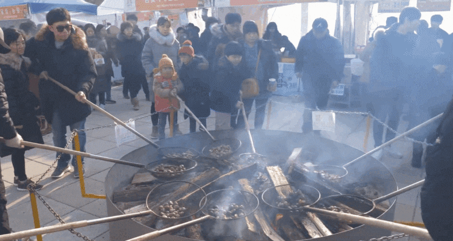 겨울공주 군밤축제를 찾은 관람객들이 화로에 군밤을 굽고 있다. /공주시 유튜브 캡처