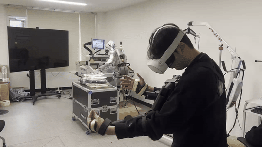 손동우 광운대 로봇학과 연구원이 휴머노이드 원격 조작 작업을 시연하고 있다. (사진=지디넷코리아 신영빈 기자)