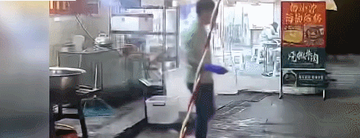 길고양이에게 밥을 주려고 자리를 옮긴 순간 큰 화분이 그 자리를 직격했다. [사진=도우인]