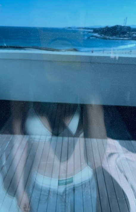 나나 휴식 중 창가 촬영 사진