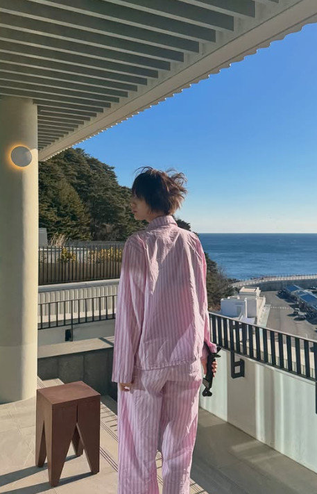 나나 개인 SNS 분홍색 의상