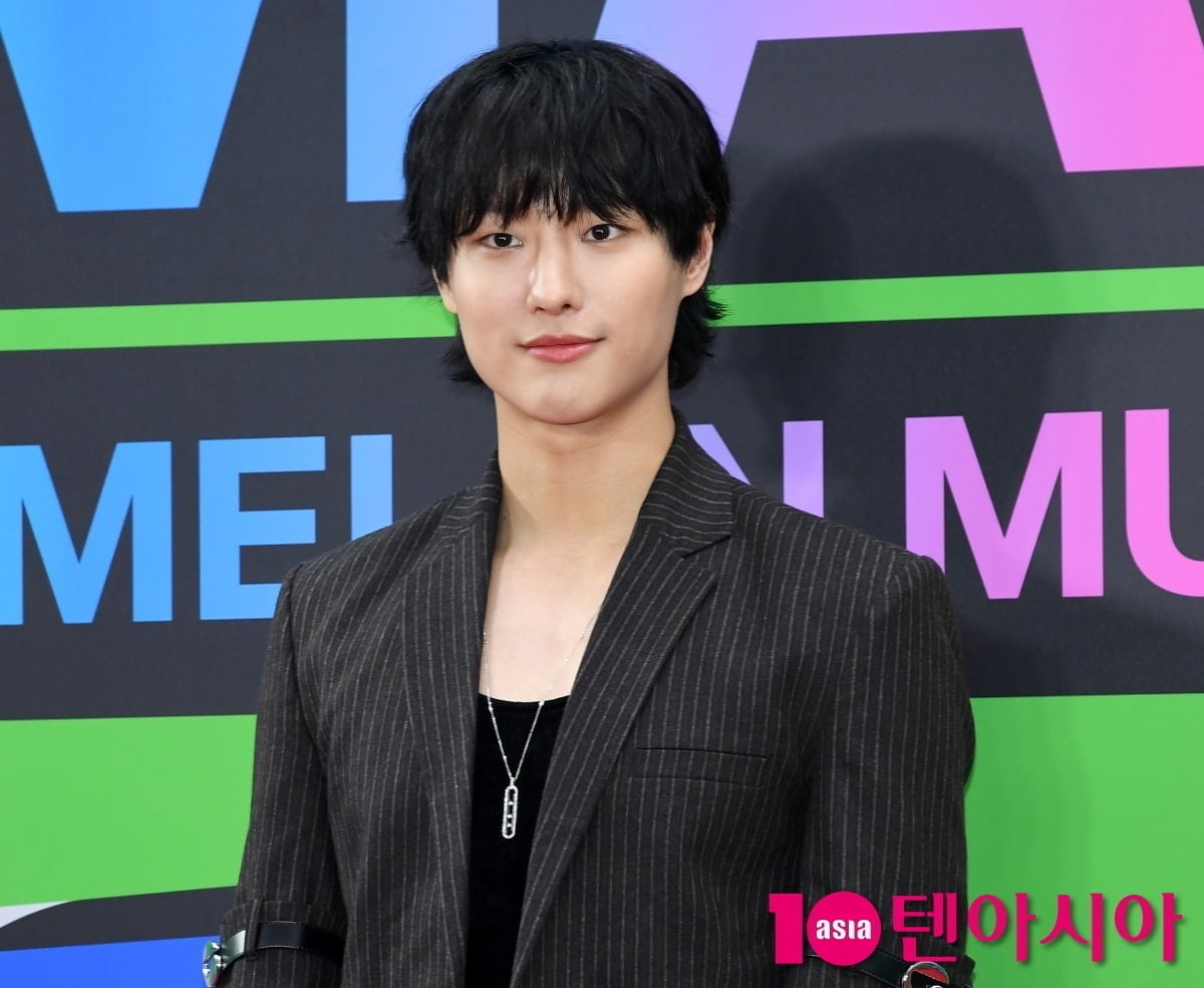 노란 수영복에 섹시한 몸매 어필하는 존예 처자