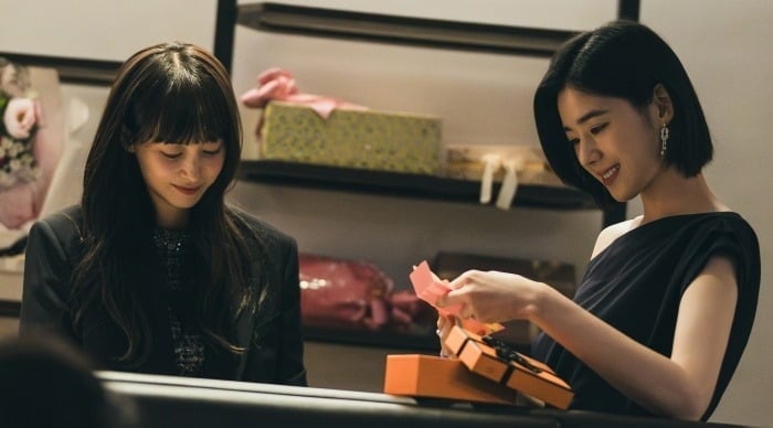 노란 수영복에 섹시한 몸매 어필하는 존예 처자