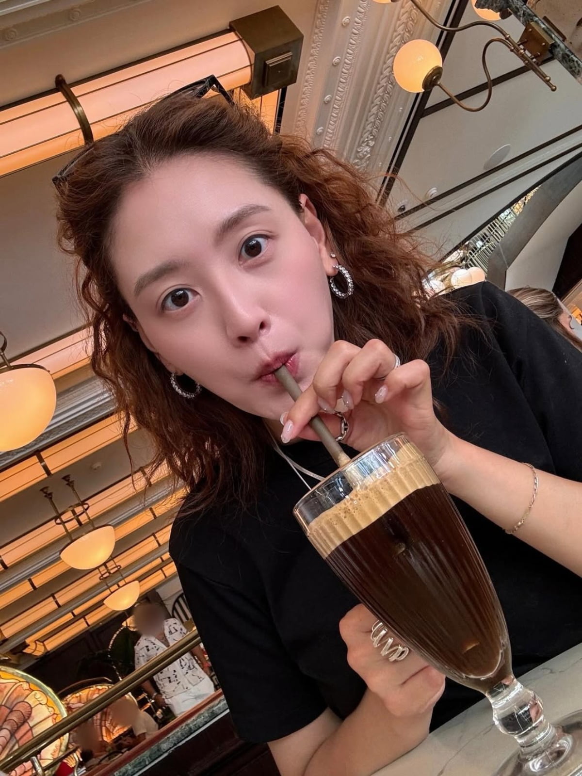 노란 수영복에 섹시한 몸매 어필하는 존예 처자