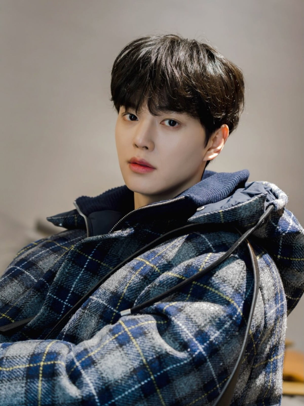 노란 수영복에 섹시한 몸매 어필하는 존예 처자