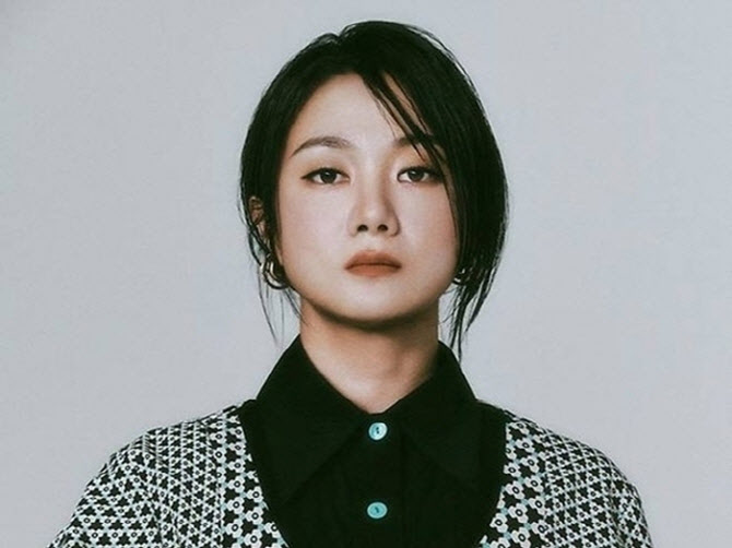 노란 수영복에 섹시한 몸매 어필하는 존예 처자