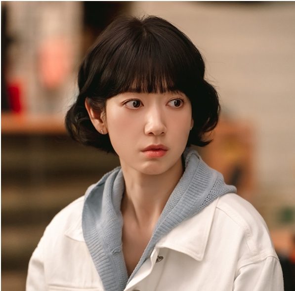 노란 수영복에 섹시한 몸매 어필하는 존예 처자