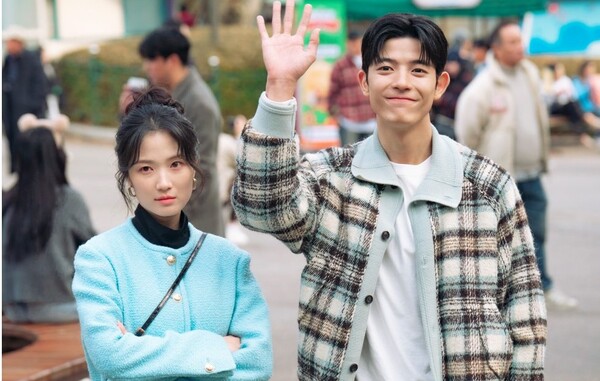 노란 수영복에 섹시한 몸매 어필하는 존예 처자