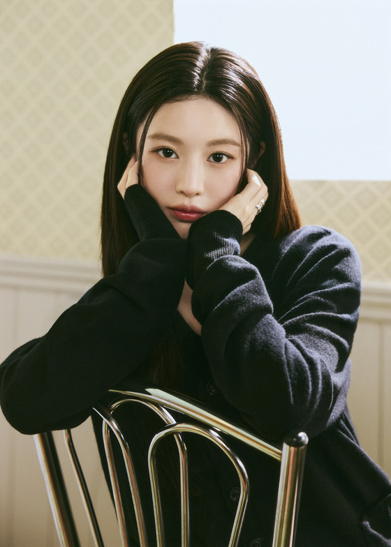 노란 수영복에 섹시한 몸매 어필하는 존예 처자