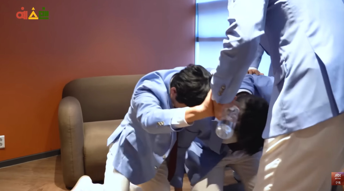 노란 수영복에 섹시한 몸매 어필하는 존예 처자