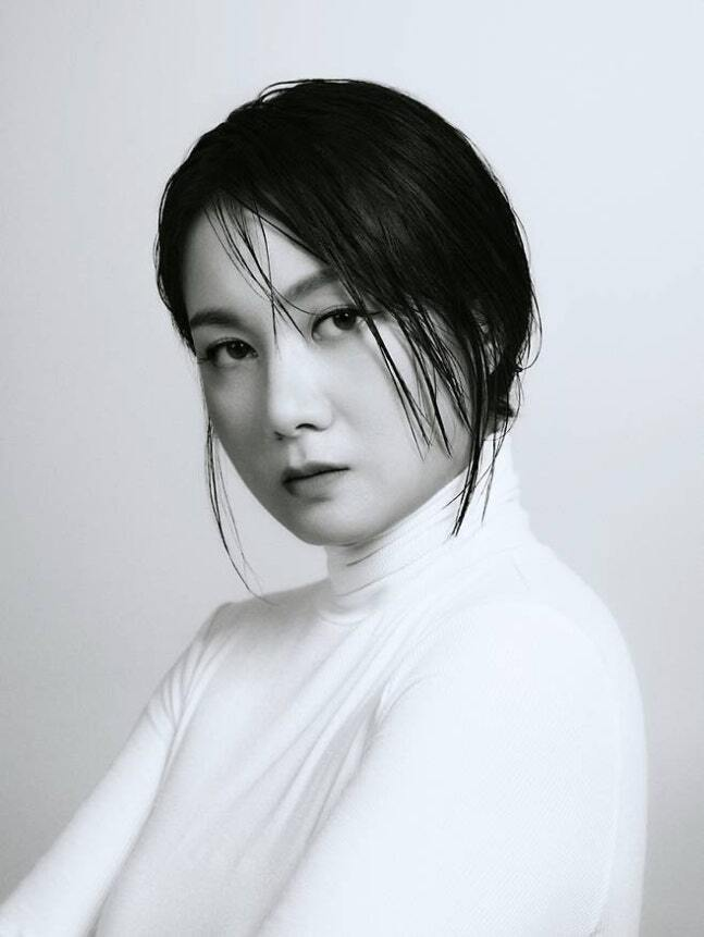 노란 수영복에 섹시한 몸매 어필하는 존예 처자