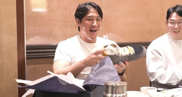 노란 수영복에 섹시한 몸매 어필하는 존예 처자