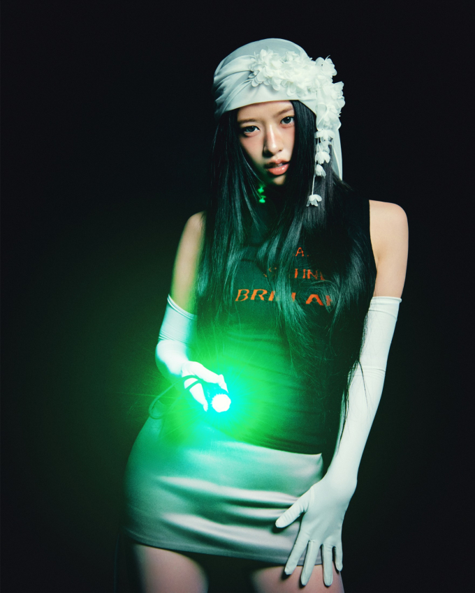 노란 수영복에 섹시한 몸매 어필하는 존예 처자