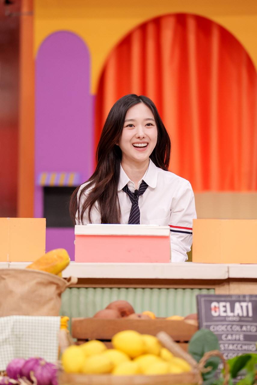 노란 수영복에 섹시한 몸매 어필하는 존예 처자