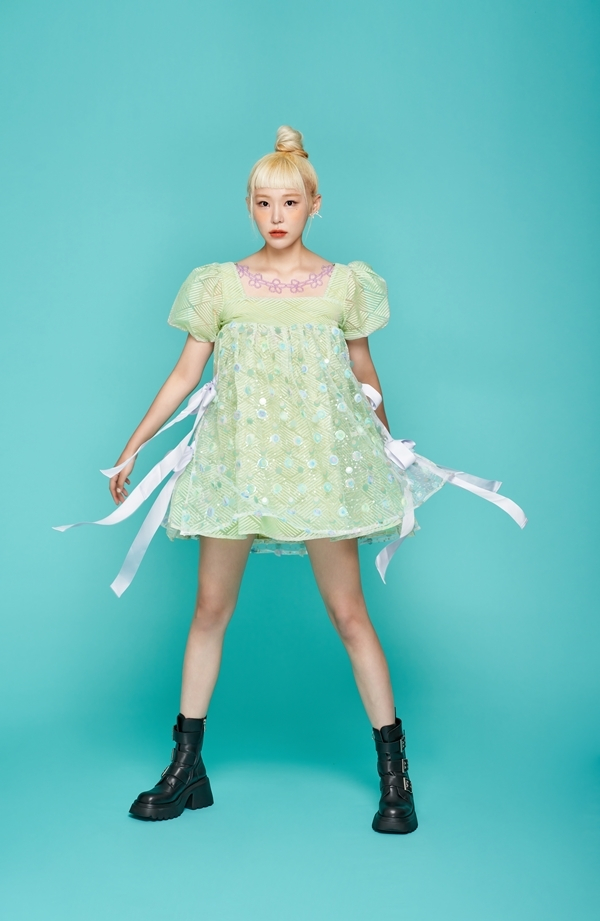 노란 수영복에 섹시한 몸매 어필하는 존예 처자