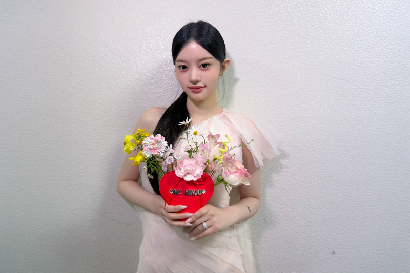 노란 수영복에 섹시한 몸매 어필하는 존예 처자