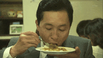 일본 드라마 고독한 미식가의 ‘하레가헷타(배가 고프다)’좌 이노가시라 고로가 밥을 먹는 장면.gif 허겁지겁 밀어 넣는 모습을 보려고 보는 드라마이긴 하지만, 한국인의 밥상머리 예절과는 좀 거리가 있다. 젓가락이 아닌 포크를 쓰긴 하지만, 숟가락을 잘 사용하지 않는 일본 식문화를 보여준다. [사진 출처=테레비 도쿄]