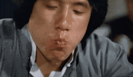 모든 일엔 예외가 있는 법이다. 성룡 주연의 영화 ‘취권’(1978) 식사 장면은 영화사에 길이 남을 먹방 장면이기도 한데, 해당 장면을 보면 탕츠를 숟가락처럼 쓴다. 다만, 이 경우에도 탕츠를 입에 넣지는 않는다. [영상 출처=시즈널 필름]