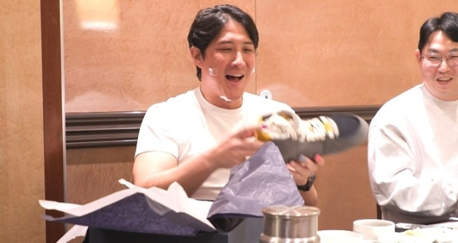 노란 수영복에 섹시한 몸매 어필하는 존예 처자