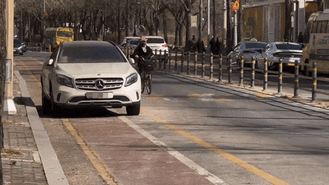 29일 오후 서울 노원구 당현천 주변 거리, 자전거 전용차로에 주차된 차량을 피해 자전거가 이동하고 있다. 김광우 기자.