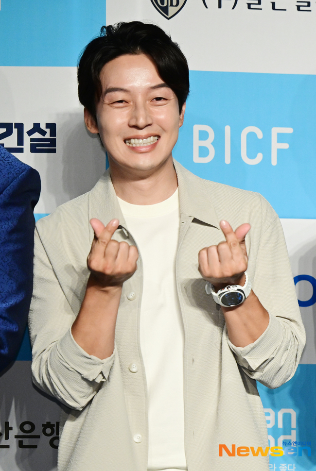 노란 수영복에 섹시한 몸매 어필하는 존예 처자