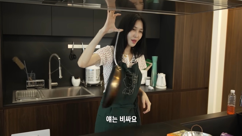 노란 수영복에 섹시한 몸매 어필하는 존예 처자